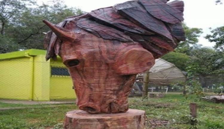  LABOULAYE,CÓRDOBA :  SORPRENDENTE Y NOTABLE ESCULTURA ECUESTRE DE MADERA.