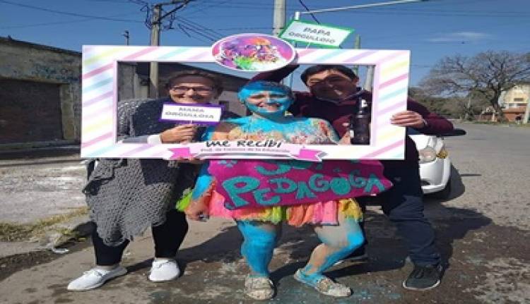 FUE MADRE ADOLESCENTE, VENDIÓ PAN CASERO EN LA CALLE PARA PAGAR SU EDUCACIÓN Y LOGRÓ UN TÍTULO UNIVERSITARIO.