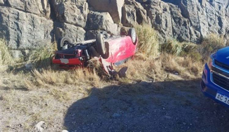 MORDIÓ LA BANQUINA Y VOLCÓ SU VEHÍCULO, EN EL CAMINO DE LAS ALTAS CUMBRES.