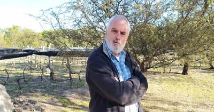 HISTORIAS DE TRASLASIERRA : GOYO ARÁOZ DE LAMADRID SE ENAMORÓ DEL PAISAJE SERRANO DE SAN JAVIER Y COMENZÓ A PRODUCIR ALLÍ SUS PROPIOS VINOS.