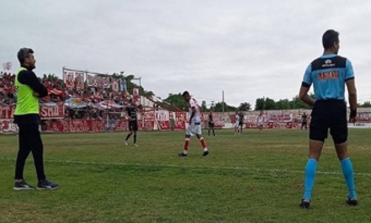 TERROR EN EL FEDERAL A: HINCHAS DE HURACÁN LAS HERAS BALEARON AL DT DE FERRO DE GENERAL PICO, LA PAMPA.