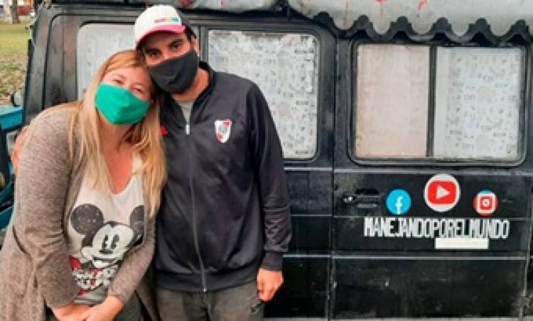 UNA PAREJA RECORRE EL MUNDO EN UNA COMBI Y DURANTE SU VISITA A CÓRDOBA LES ROBARON TODO.