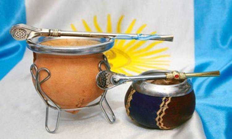 LOS SABORES DE LA TRADICIÓN : EL LOCRO, LAS EMPANADAS, EL DULCE DE LECHE Y EL MATE .