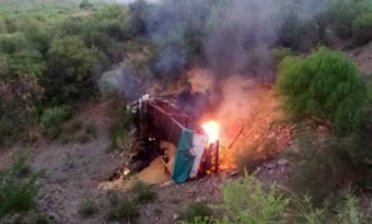  BAJO DE VELIZ : SE INCENDIÓ UN CAMIÓN AL CAER DE UN BARRANCO, EN EL VALLE DEL CONLARA, SAN LUIS.