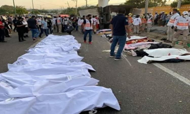 TRAGEDIA EN MÉXICO : 53 MUERTOS EN UN ACCIDENTE DE CAMIÓN.