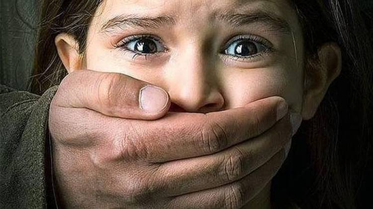 ABERRANTE : UNA NENA QUEDÓ EMBARAZADA TRAS SER VIOLADA POR UN AMIGO DE SU PAPÁ.