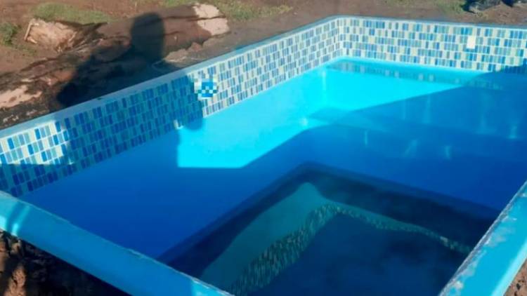 Le robaron una pileta, la buscó con un drone y encontró a su vecino instalándola.