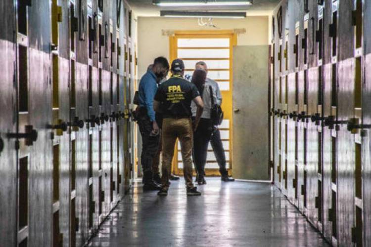 Córdoba: Escondió 170 dosis de marihuana en la ropa de su hijo para poder ingresarla a la cárcel.